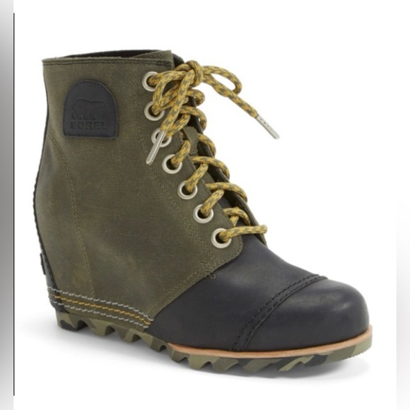 Rare Sorel Black and Army Green Joan of Arctic Lace Up Waterproof Boots Sz 7.5